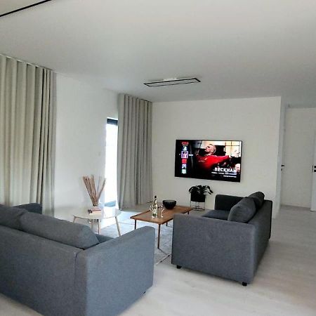 Bast 17: Spacious Mandoria Stay with Parking and Terrace Lodz  Exterior photo