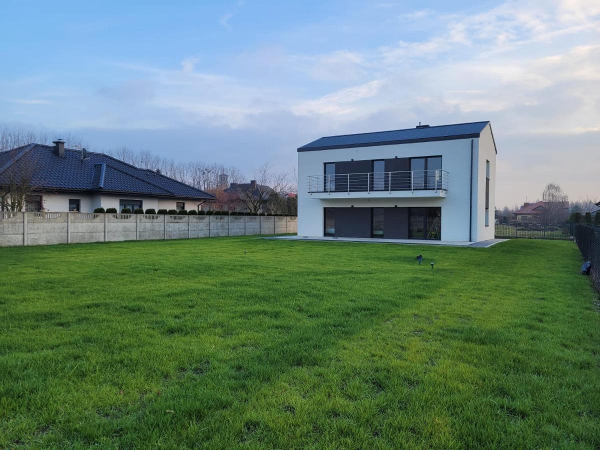 Bast 17: Spacious Mandoria Stay with Parking and Terrace Lodz  Exterior photo