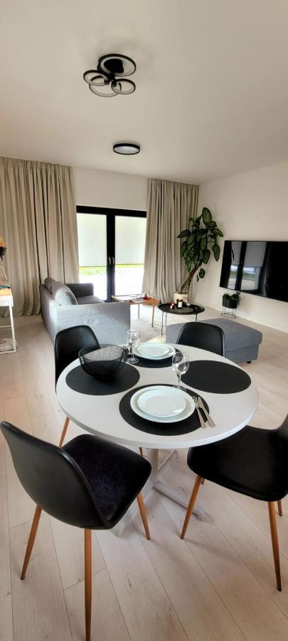 Bast 17: Spacious Mandoria Stay with Parking and Terrace Lodz  Exterior photo