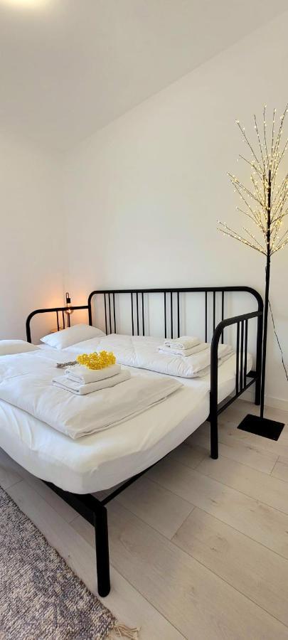 Bast 17: Spacious Mandoria Stay with Parking and Terrace Lodz  Exterior photo