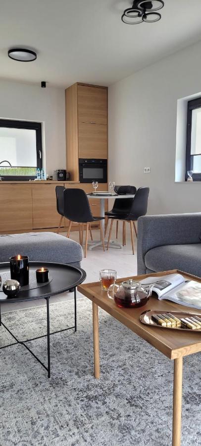 Bast 17: Spacious Mandoria Stay with Parking and Terrace Lodz  Exterior photo