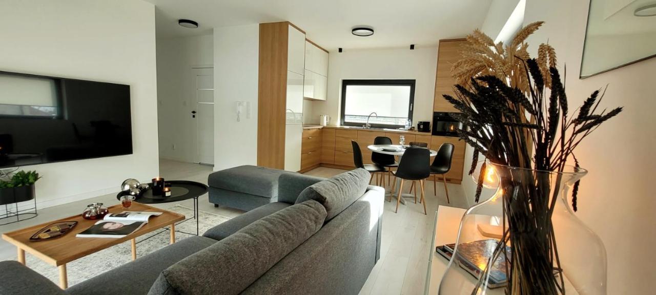 Bast 17: Spacious Mandoria Stay with Parking and Terrace Lodz  Exterior photo