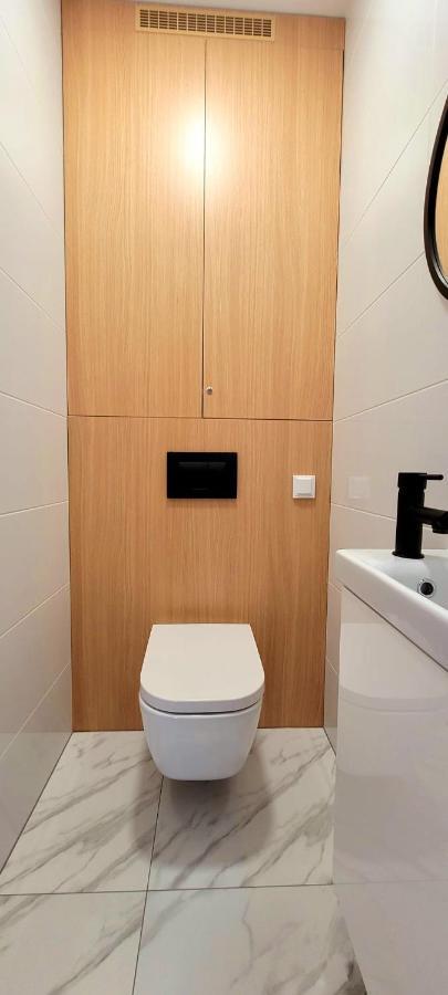 Bast 17: Spacious Mandoria Stay with Parking and Terrace Lodz  Exterior photo