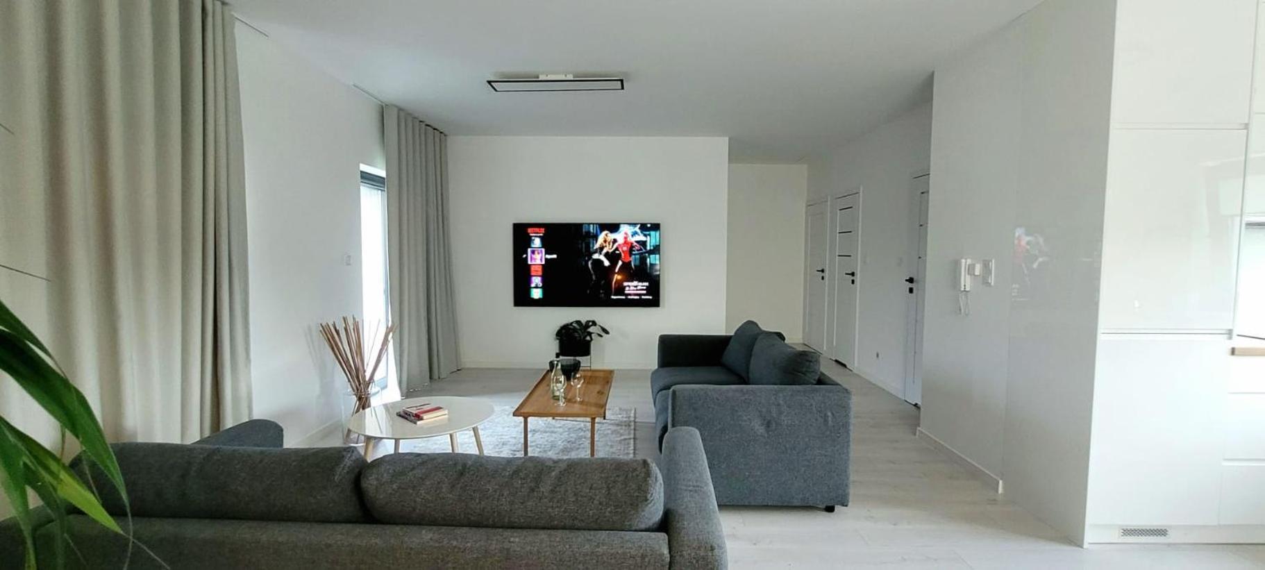 Bast 17: Spacious Mandoria Stay with Parking and Terrace Lodz  Exterior photo