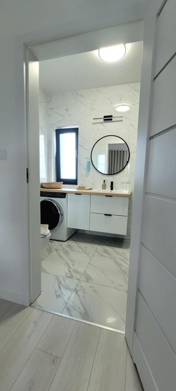 Bast 17: Spacious Mandoria Stay with Parking and Terrace Lodz  Exterior photo